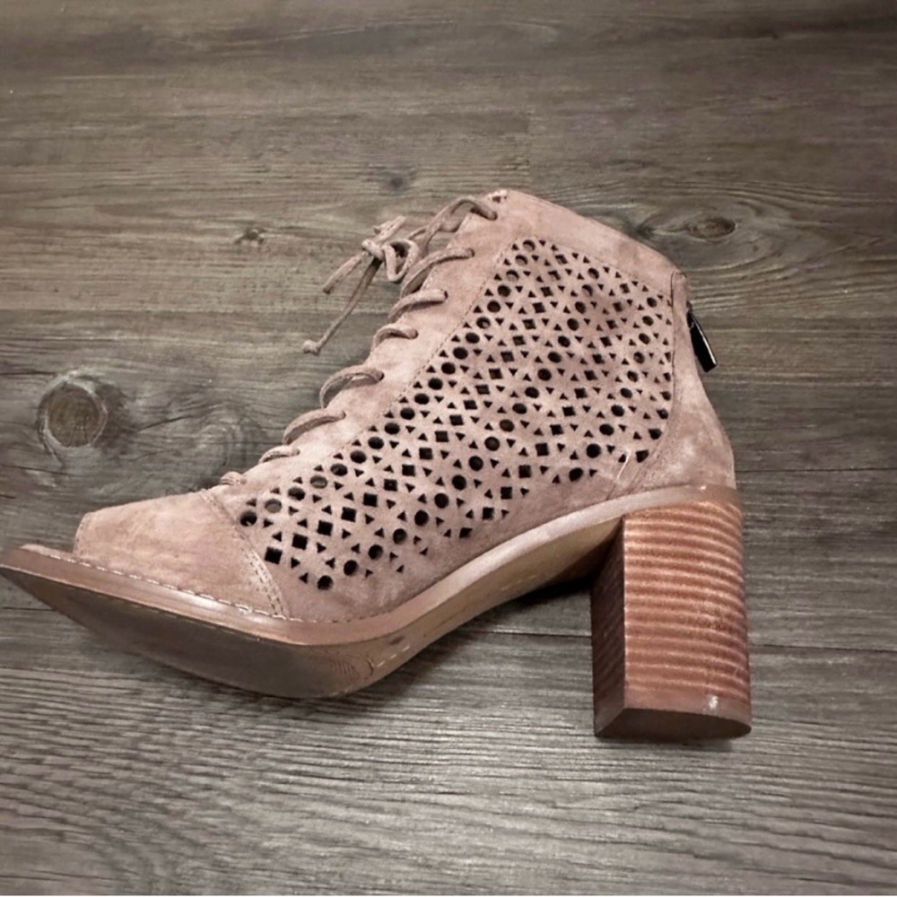 🌻 Tan VINCE CAMUTO Trevan Cutout Lace Up Peep Toe
Ankle Booties - Size 7.5 - Picture 6 of 13